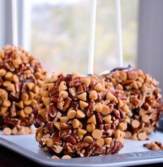 Peanut Butter Turtle Caramel Apples